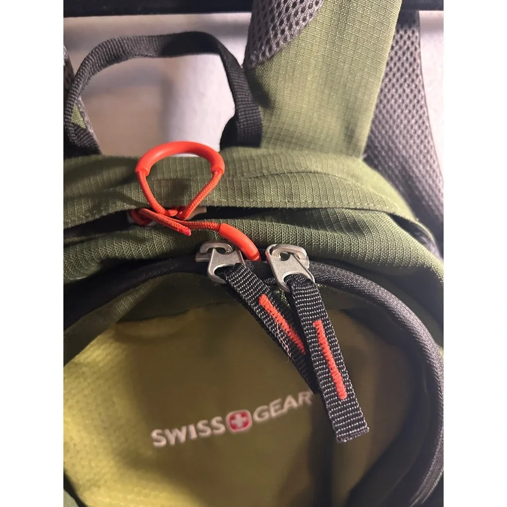 SwissGear Hiking Backpack Green Ripstop Daypack Outdoor Travel Bag Mens